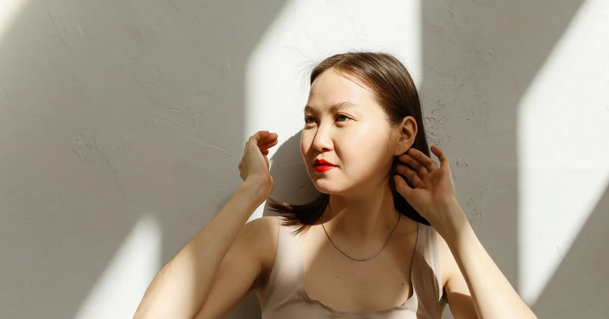 Stylish woman in natural light portrait, showcasing elegance and fashion.